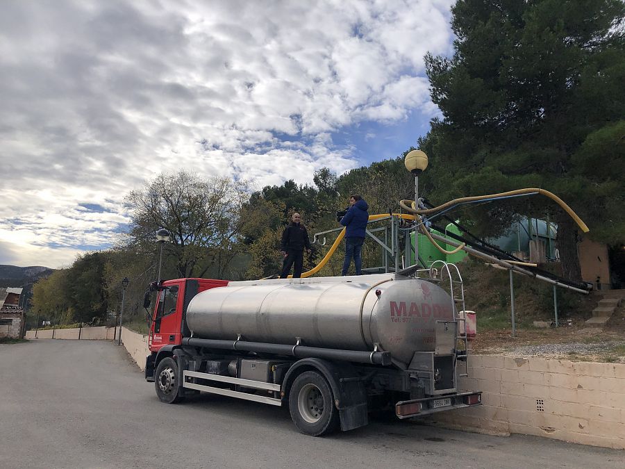 Un camión cisterna carga agua en el pozo de Vilaverd, en Tarragona