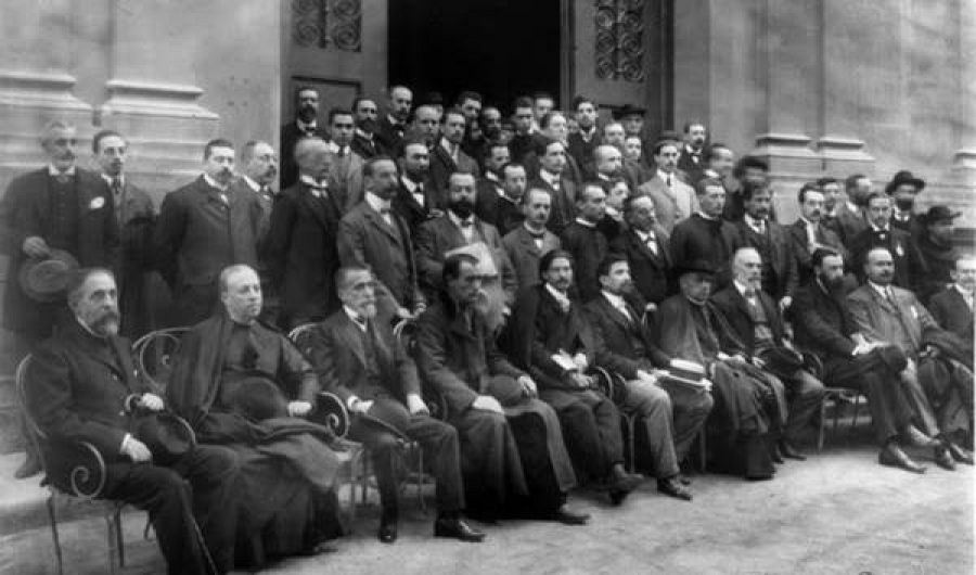 Antoni Maria Alcover organitzà i dirigí l'any 1906, a Barcelona, el I Congrés Internacional de la Llengua Catalana, orientat a redactar la gramàtica