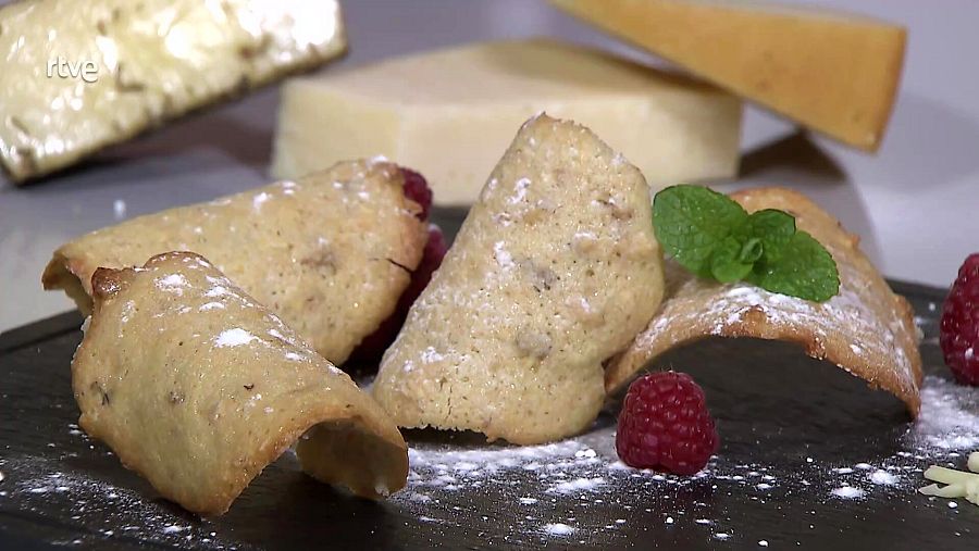 Receta de tejas de queso con huevo y frutos secos