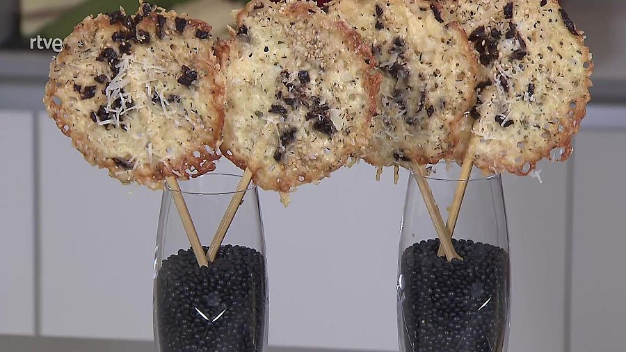 Receta de piruletas de queso con finas hierbas