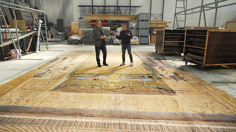 Enric Calpena i Albert Galceran observant un decorat egipci