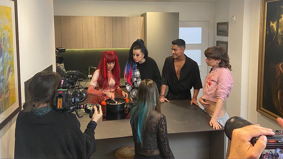 Isabel Capdevila cuina mandonguilles amb la Terremoto, l'Igni i la Marina