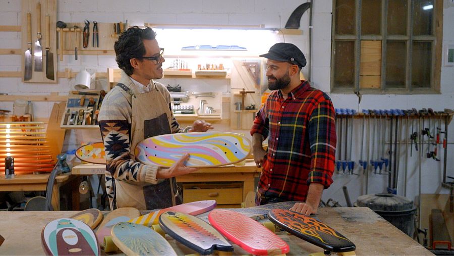 Esteve Aymà ensenya a Juan Avellaneda com fa els skates al seu taller