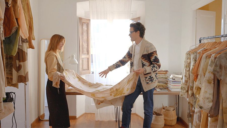 Sònia Ferrer ensenya unes teles estampades a Juan AVellaneda