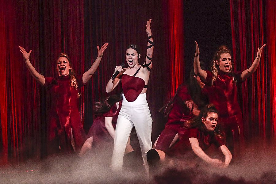 Blanca Paloma junto a sus coristas sobre el escenario del Benidorm Fest 2023