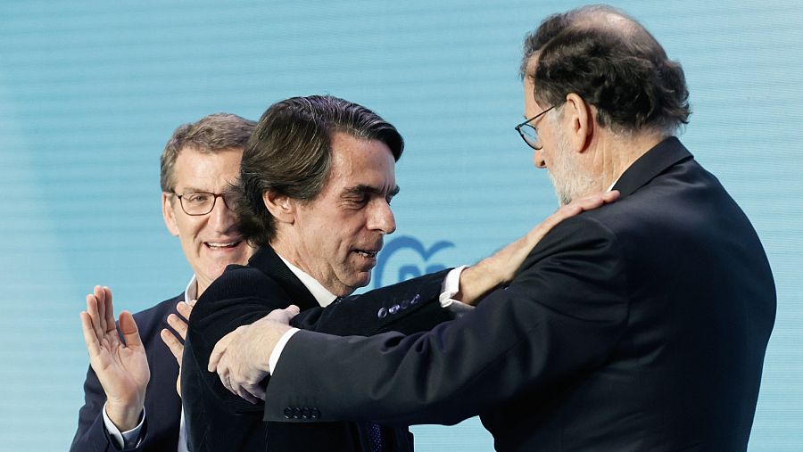 El expresidente del Gobierno José María Aznar saluda a Mariano Rajoy ante el aplauso del líder del PP, Alberto Núñez Feijóo.