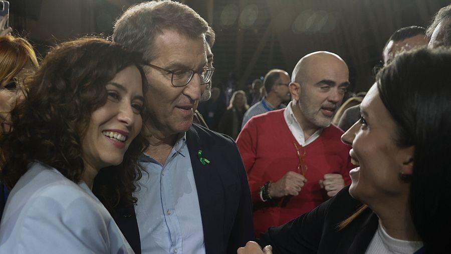 La presidenta de la Comunidad de Madrid, Isabel Díaz Ayuso, posa junta al líder del PP, Alberto Núñez Feijóo, durante la Intermunicipal del PP en Valencia.