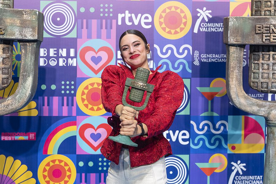 Blanca Paloma, con el micrófono de bronce