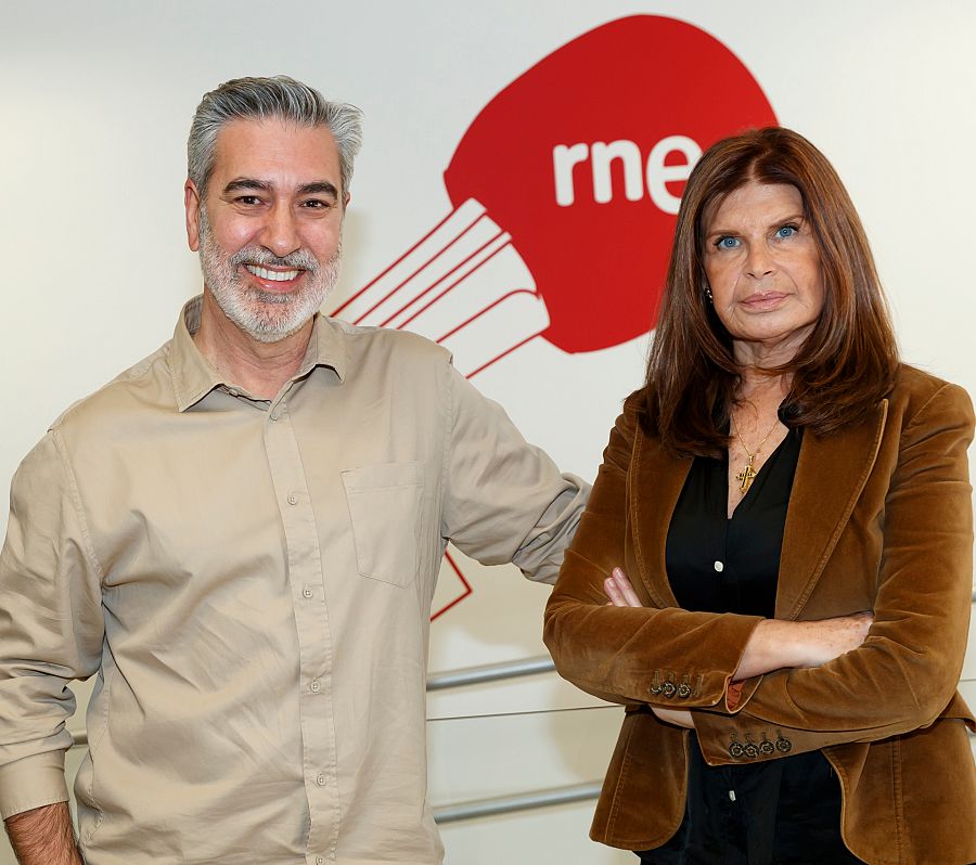 Arturo Martín, presentador de Memoria de Delfín, junto a Paz Vivo Campo, directora de 112 Madrid