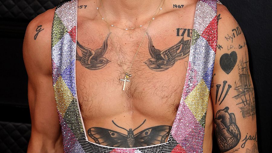 Harry Styles en los Grammys 2023: detalle de su traje y tatuajes