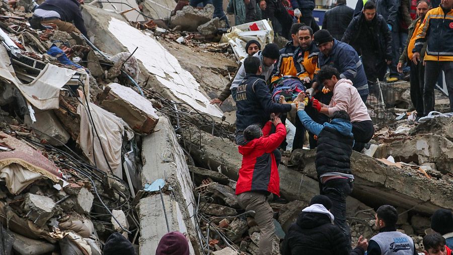 Equipos de emergencia rescatan a una persona en Adana, Turquía, tras el terremoto de este lunes. Foto: Agencia IHAvía AP
