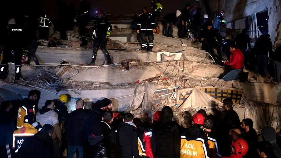 Personal de emergencia turco y otros intentan ayudar a las víctimas