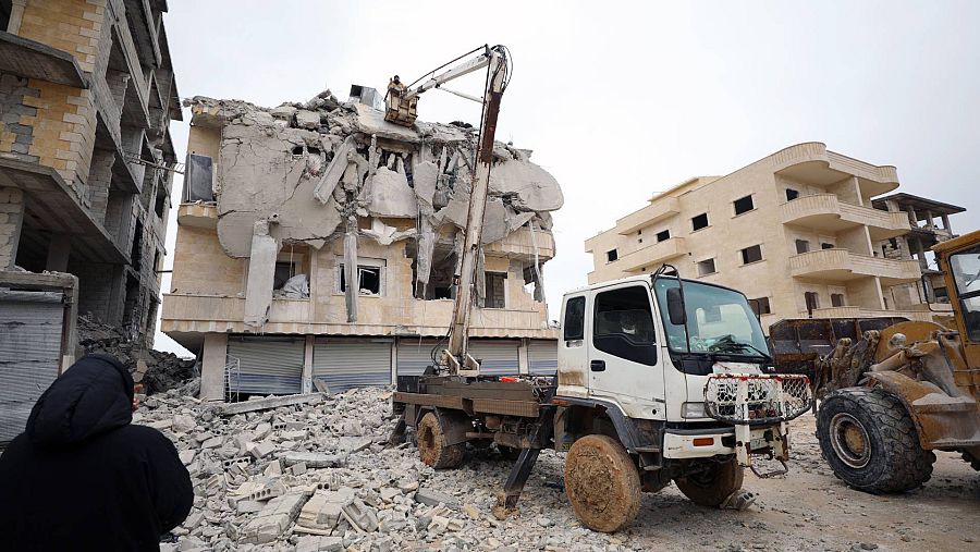 Rescatistas trabajan en el lugar de un edificio derrumbado