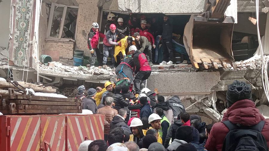 Personal de emergencia traslada el cuerpo de una víctima