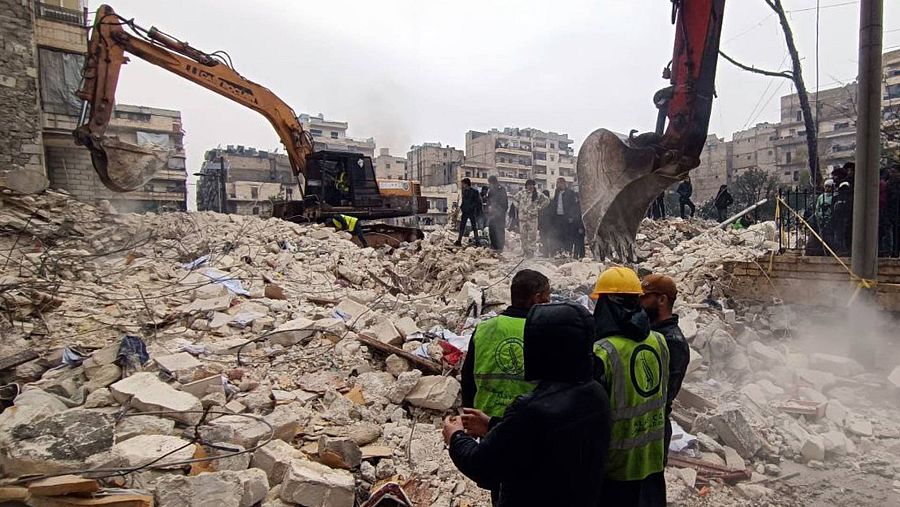 Rescatistas trabajan para salvar a las personas atrapadas debajo de un edificio