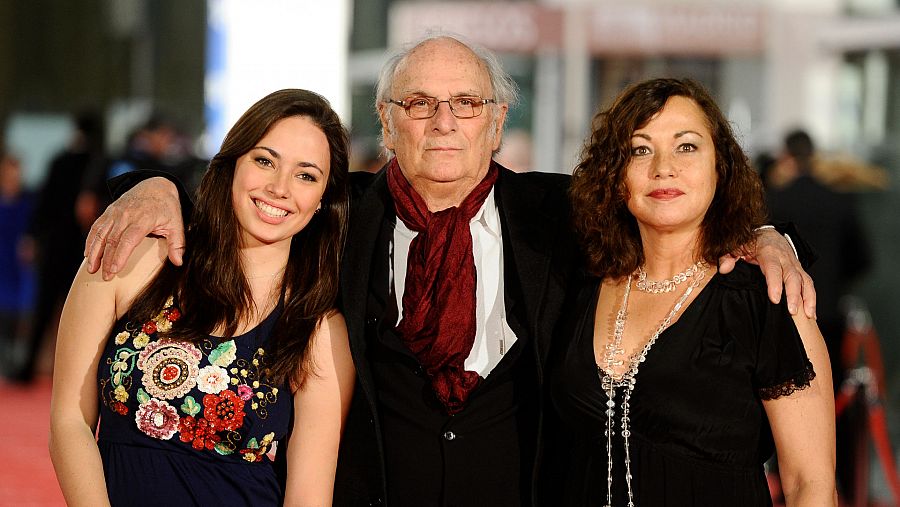 Imagen de Carlos Saura junto a su hija Anna y su esposa Eulalia