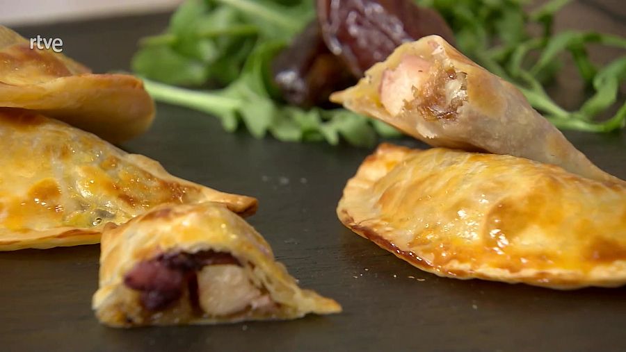 Receta de empanadillas rellenas de cebolla caramelizada y dátil