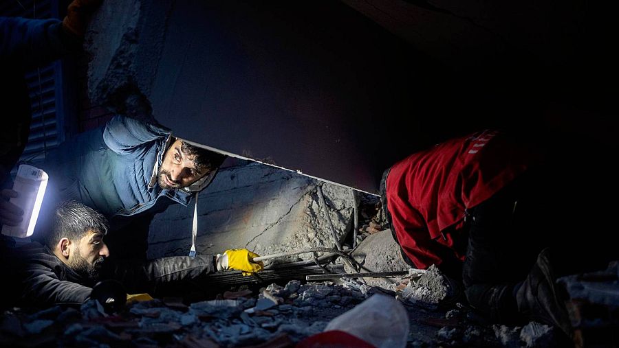 Varias personas ayudan a las víctimas tras el terremoto