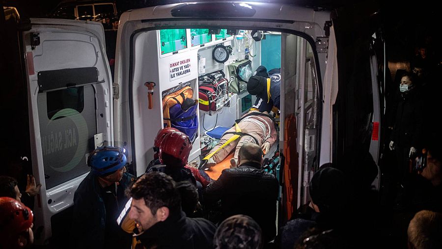 Personal de emergencia ayuda a una víctima