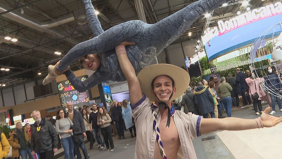 Bailarines en el estand de México