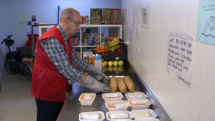 Comida en albergue Cruz Roja