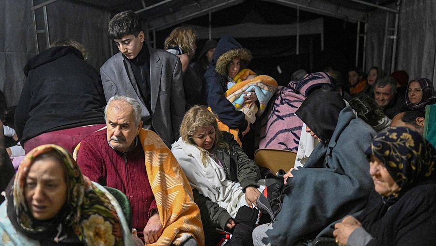 Supervivientes del terremoto en Turquía en una tienda-refugio en Hatay. Foto: BULENT KILIC / AFP