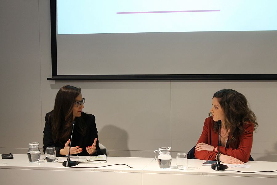 Lucía Avilés y Nuria Alcalà en la presentación de los criterios sobre violencia machista en los medios.