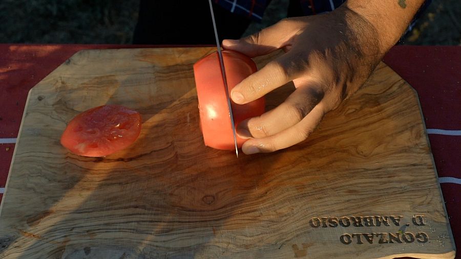 Gonzalo D'Ambrosio preparando el tomate como base del plato