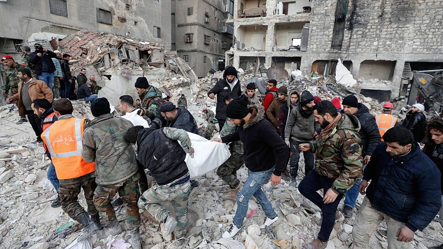 Equipos de rescate con un cuerpo entre las ruinas de un edificio en Alepo, Siria. Foto: AP Photo/Omar Sanadiki