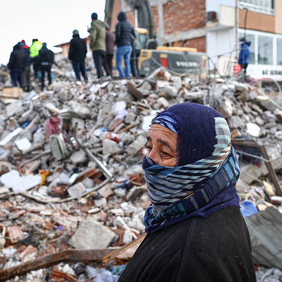 Locales buscan supervivientes en los escombros de los edificios destruidos por el terremoto en Kahramanmaras (Turquía)