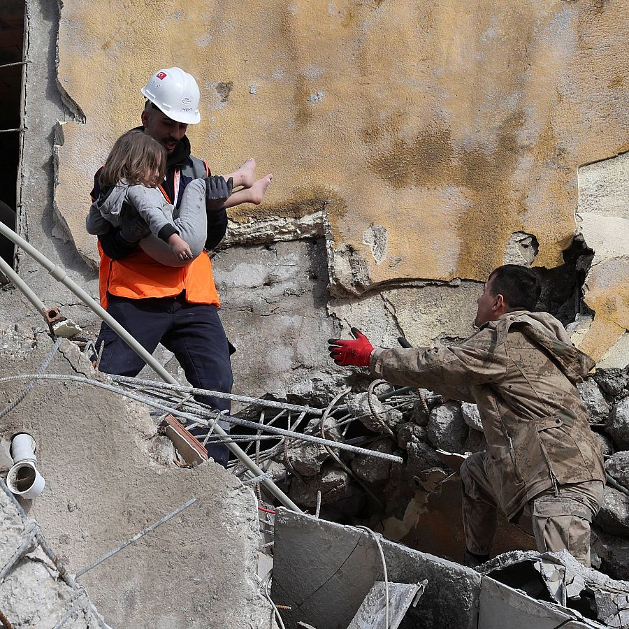 Un niño de cinco años es rescatado de un edificio dañado por el terremoto que ha sacudido Hatay, Turquía