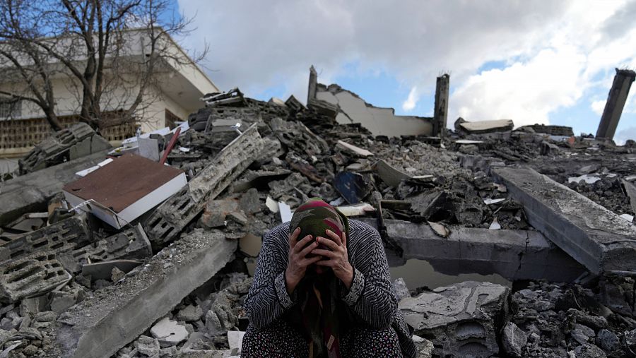 Una mujer lamenta las pérdidas provocadas por el terremoto en Nurdagi (Turquía)