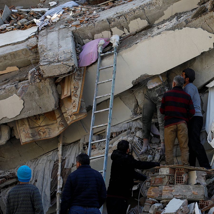 Un equipo de rescate intenta recuperar a una víctima de los escombros después del terremoto en Haray (Turquía)