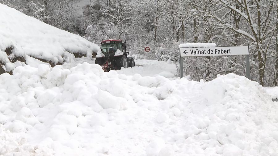 La neu complica la circulació a Fabert