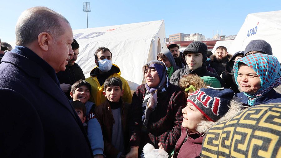 El presidente de Turquía, Recep Tayyip Erdogan, se entrevista con afectados por el terremoto en Kahramanmaras EFE/EPA/MURAT CETINMUHURDAR/Oficina Presidencial de Turquía
