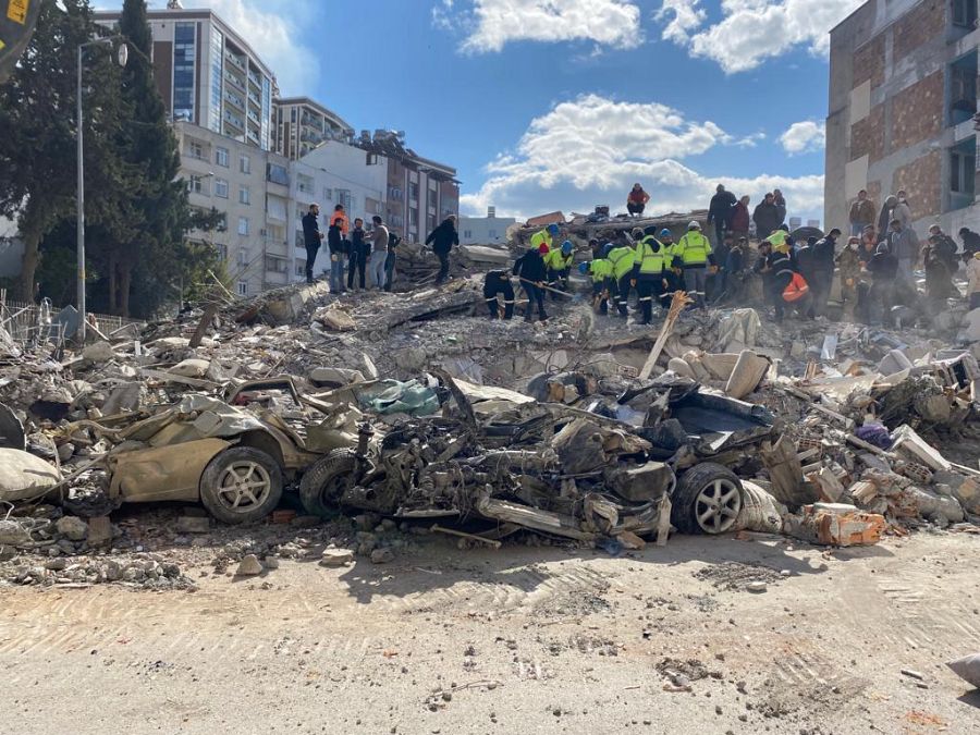Un grupo de personas trabaja en las tareas de desescombro en Iskenderun, Turquía