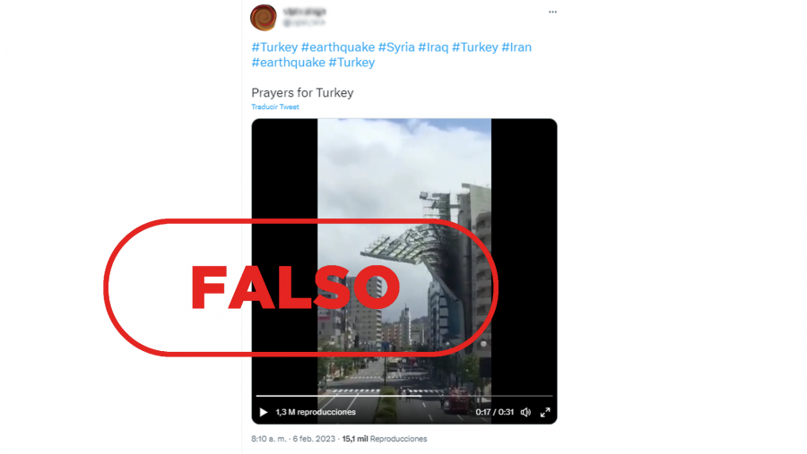 Mensaje que difunde la falsa idea de que este vídeo de una cámara de seguridad está relacionado con el terremoto actual en Turquía, con el sello 'falso' en rojo