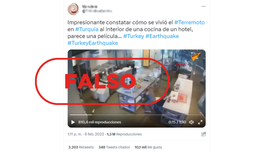 Mensaje que difunde la falsa idea de que este vídeo de una cámara de seguridad está relacionado con el terremoto actual en Turquía, con el sello 'falso' en rojo