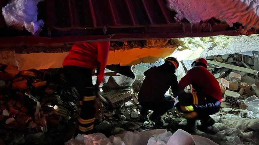 Miembros de Bomberos Unidos Sin Fronteras, en plena acción.