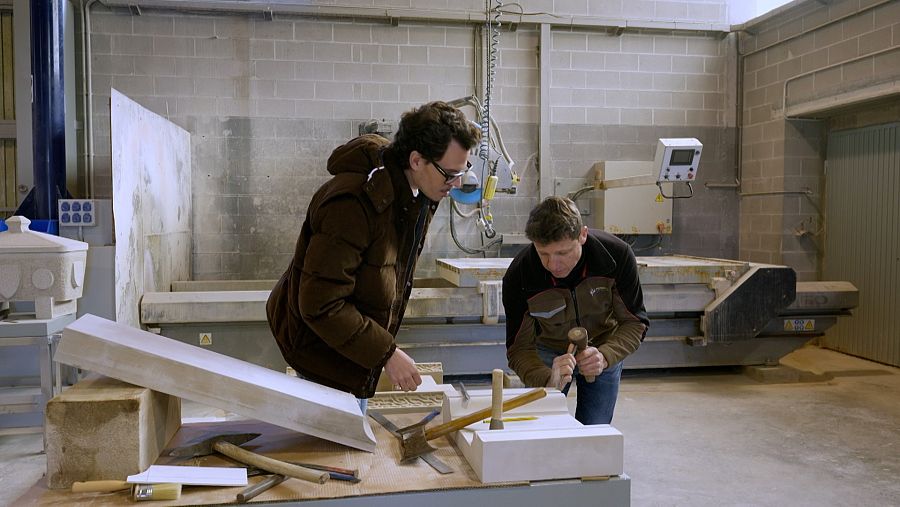 Feliu Martí li ensenya a Juan Avellaneda a treballar la pedra