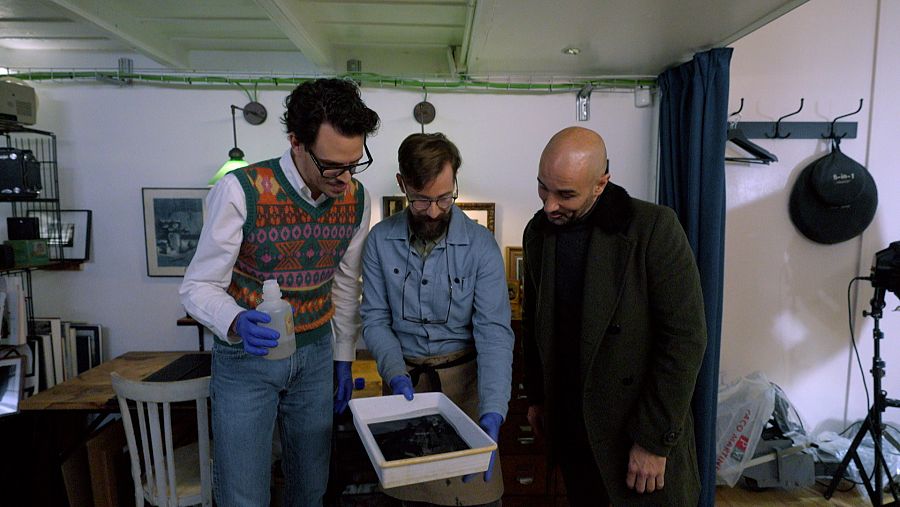 El fotògraf Martí Andiñac mostra la fotografia al model Alain Hernández