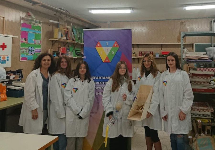 Clara Fernández, Claudia García, Alba Guerrero, Sophie Isabel Higgins y Paula Flores con el profesor Marcos Naz