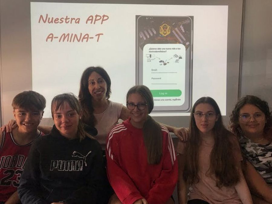 Noa Delgado, Victoria Carrasco, Elena García, Candela Gutierrez y Ainhoa Navarro con la profesora Cristina Galán