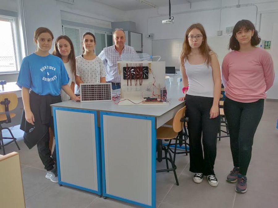 Irene Castillo, María Moreno, Ana Muñoz, Rocío Sanchez y Claudia Zafra con el profesor Alberto Corral Pérez