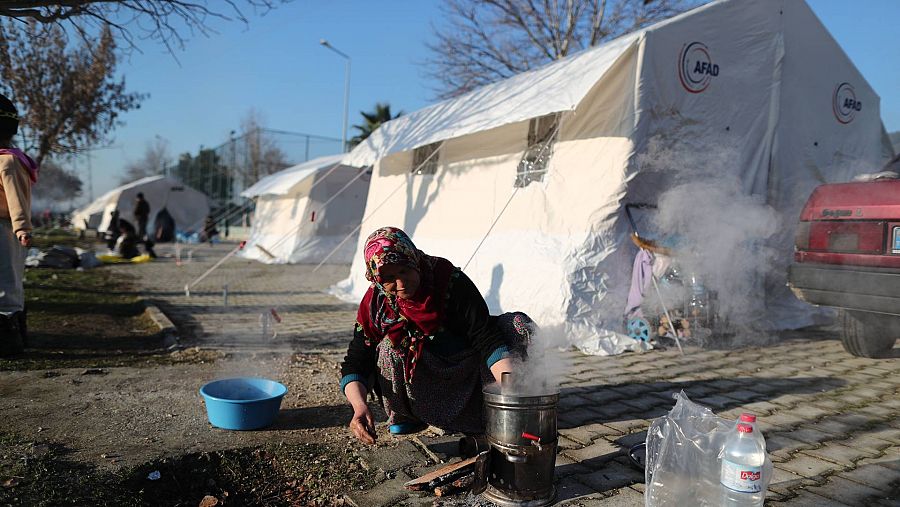 Una mujer cocina en uno de los campamentos para atender a los supervivientes del terremoto en Hatay, Turquía. EFE/EPA/ERDEM SAHIN