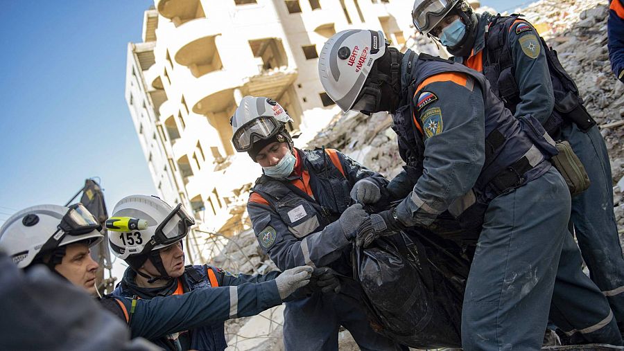 Rescatistas rusos sacan un cuerpo de un edificio destruido por el terremoto en Jableh, Latakia, en la zona de Siria controlada por el gobierno. Foto: Afp