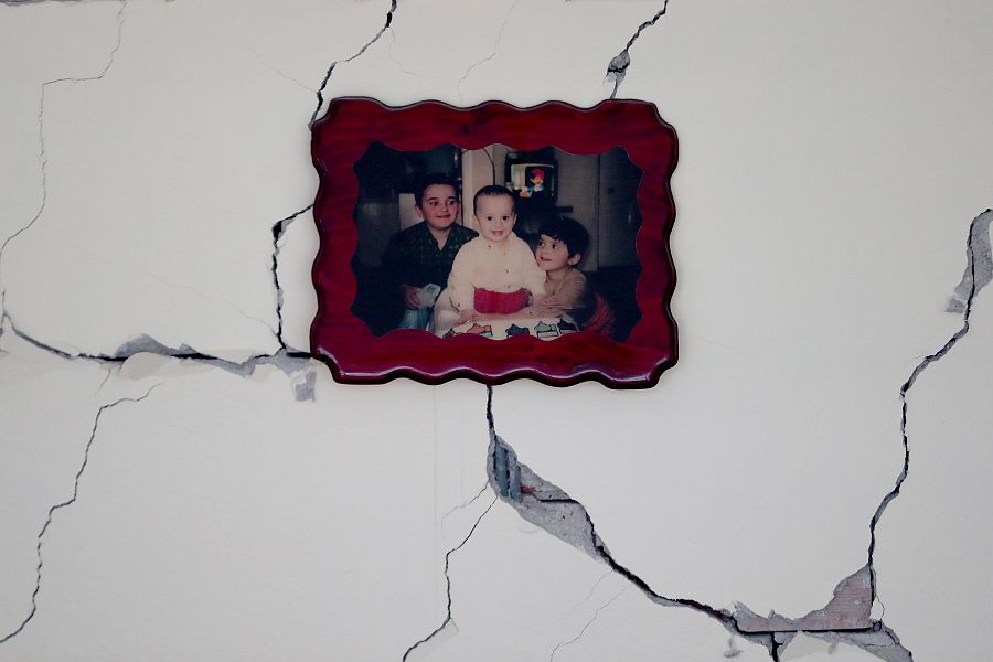 Una foto en la pared de un edificio de Elbistan gravemente dañado tras el terremoto de con epicentro en Kahramanmaras