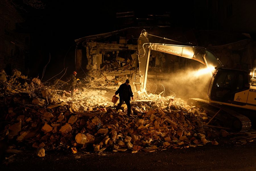 Un equipo de rescate busca a supervivientes entre los escombros de los edificios destruidos en Elbistan (Turquía)
