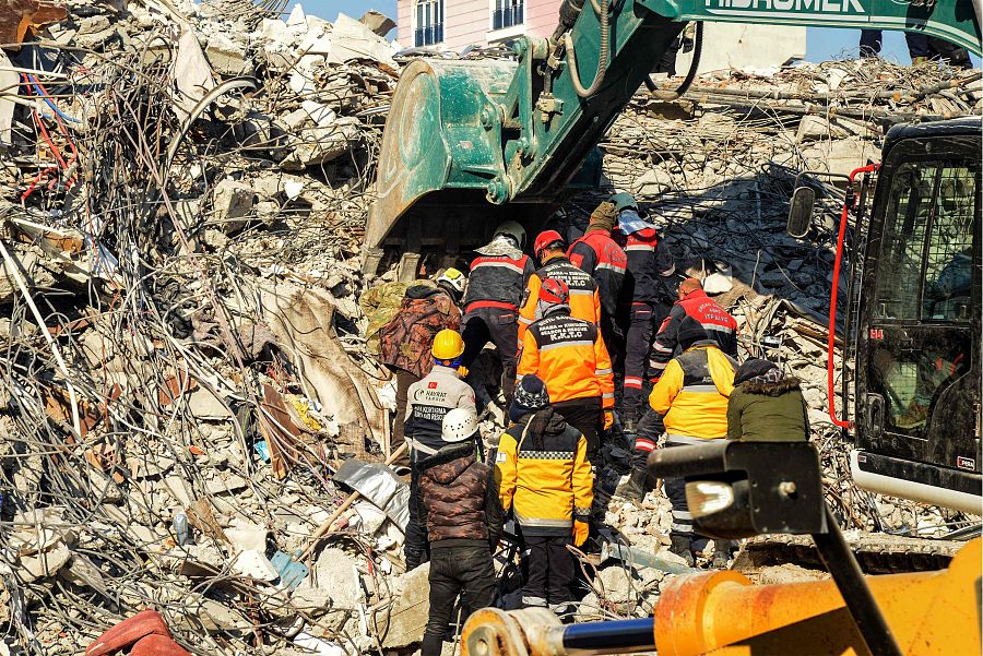 Un equipo de rescate busca supervivientes entre los escombros de un edificio derruido en Adiyaman (Turquía)