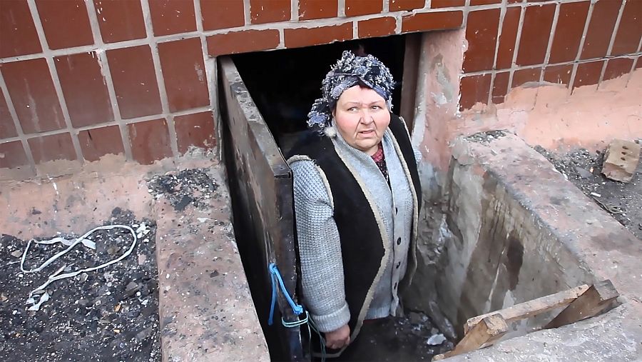 Una vecina de Mariúpol sale del refugio donde vive